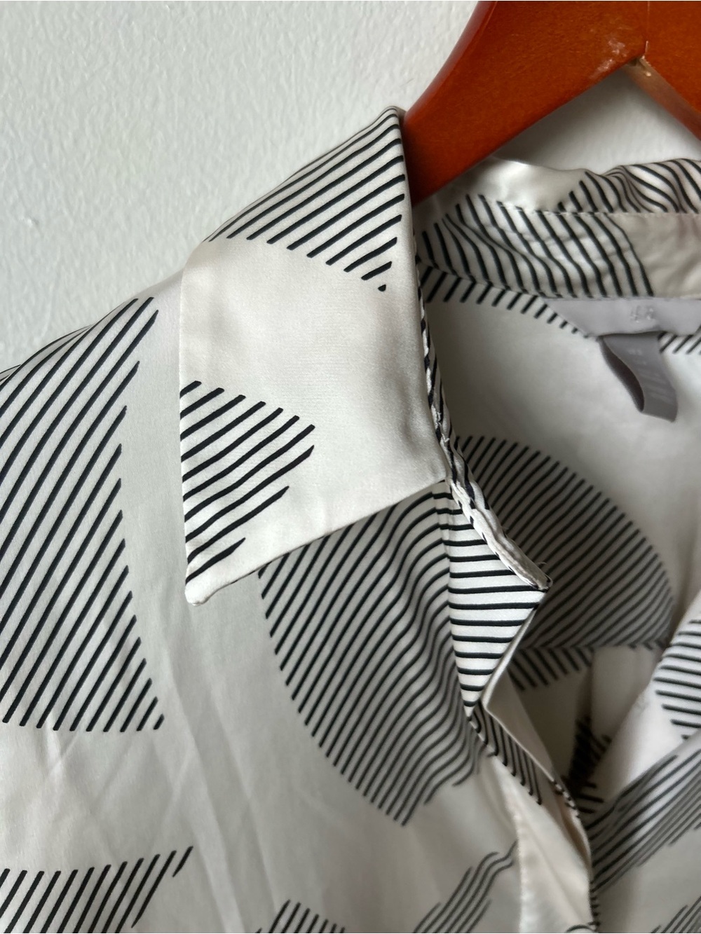 H&M Abstract Print Button Down Blouse Size Small Black & Ivory - Picture 4 of 7